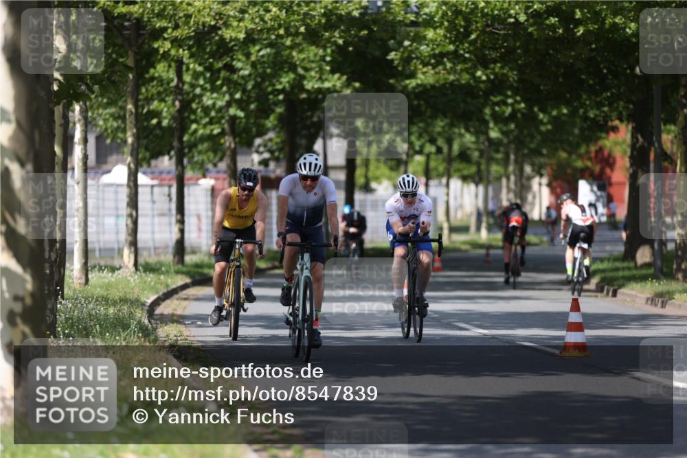 10.08.2025 - GEWOBA Citytriathlon Bremen Yannick Fuchs http://msf.ph/oto/8547839 10.08.2025 12:12:01 Radfahren 576, 605, 667, 699, 702, 799, 816, 907, 1003 meine-sportfotos.de