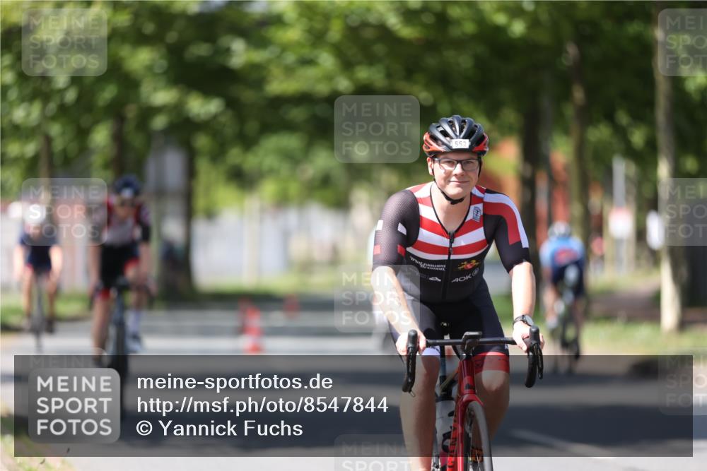 10.08.2025 - GEWOBA Citytriathlon Bremen Yannick Fuchs http://msf.ph/oto/8547844 10.08.2025 13:08:34 Radfahren 551, 552, 692, 702, 768, 824, 836, 855, 859, 968, 980, 1016 meine-sportfotos.de