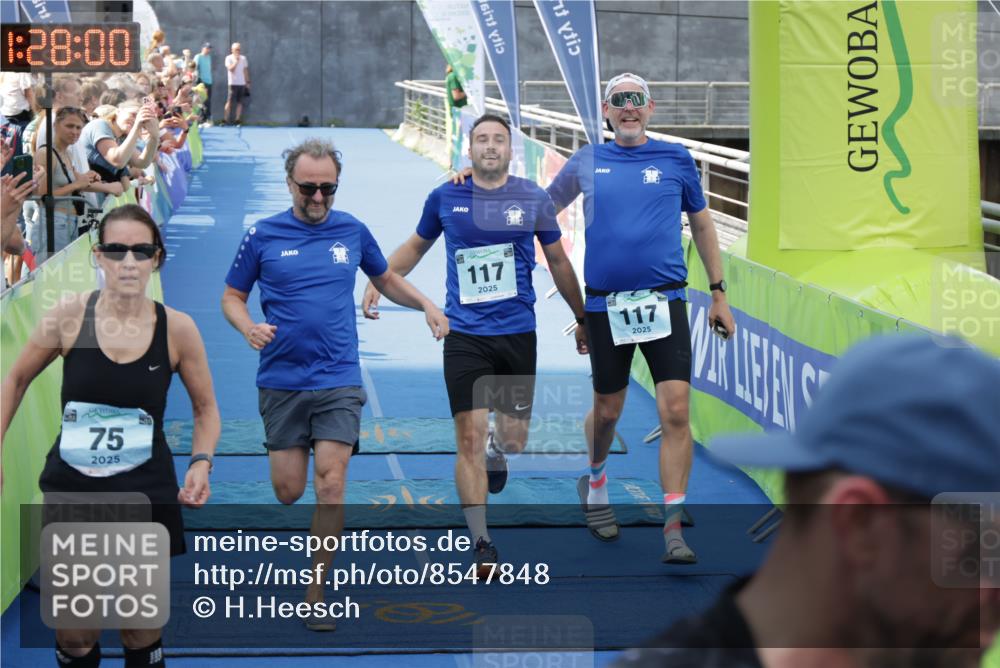 10.08.2025 - GEWOBA Citytriathlon Bremen H.Heesch http://msf.ph/oto/8547848 10.08.2025 11:31:42 Ziel 117, 378, 394 meine-sportfotos.de