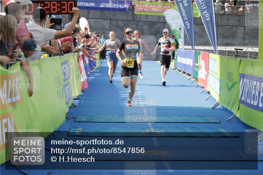 10.08.2025 - GEWOBA Citytriathlon Bremen H.Heesch http://msf.ph/oto/8547856 10.08.2025 11:32:12 Ziel 211, 441 meine-sportfotos.de