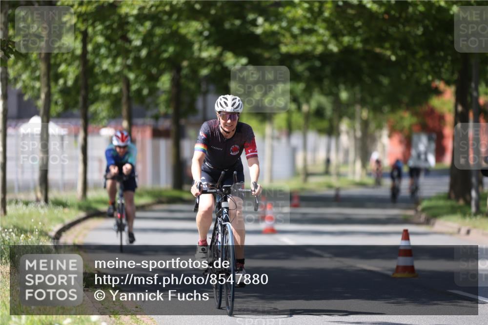 10.08.2025 - GEWOBA Citytriathlon Bremen Yannick Fuchs http://msf.ph/oto/8547880 10.08.2025 13:08:39 Radfahren 551, 552, 692, 702, 768, 824, 836, 855, 859, 912, 968, 1016 meine-sportfotos.de
