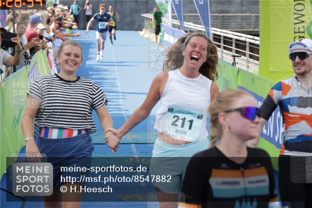 10.08.2025 - GEWOBA Citytriathlon Bremen H.Heesch http://msf.ph/oto/8547882 10.08.2025 11:32:16 Ziel 211, 215, 441 meine-sportfotos.de