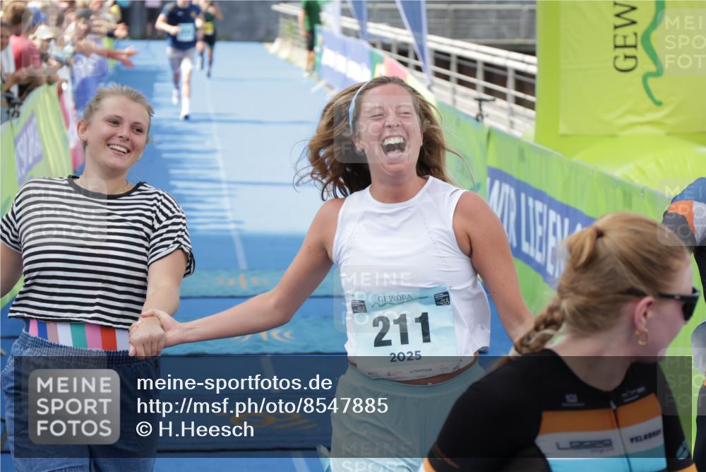 10.08.2025 - GEWOBA Citytriathlon Bremen H.Heesch http://msf.ph/oto/8547885 10.08.2025 11:32:16 Ziel 211, 215, 441 meine-sportfotos.de