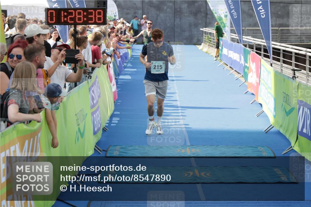 10.08.2025 - GEWOBA Citytriathlon Bremen H.Heesch http://msf.ph/oto/8547890 10.08.2025 11:32:19 Ziel 211, 215, 397, 441 meine-sportfotos.de