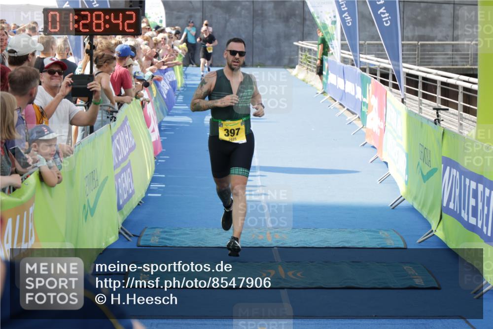 10.08.2025 - GEWOBA Citytriathlon Bremen H.Heesch http://msf.ph/oto/8547906 10.08.2025 11:32:24 Ziel 215, 397 meine-sportfotos.de