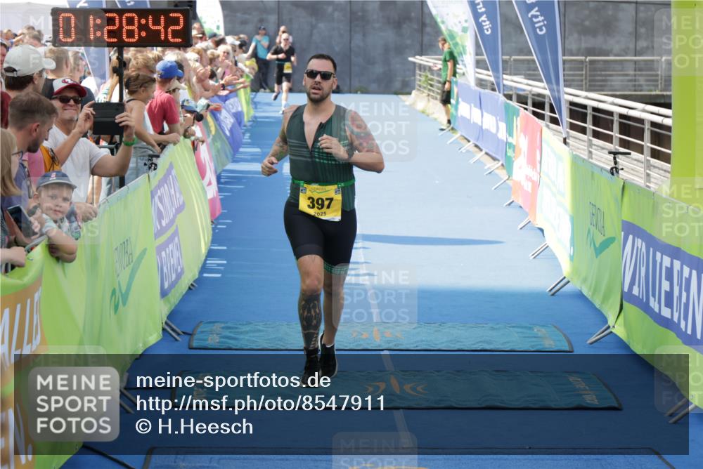 10.08.2025 - GEWOBA Citytriathlon Bremen H.Heesch http://msf.ph/oto/8547911 10.08.2025 11:32:24 Ziel 215, 397 meine-sportfotos.de
