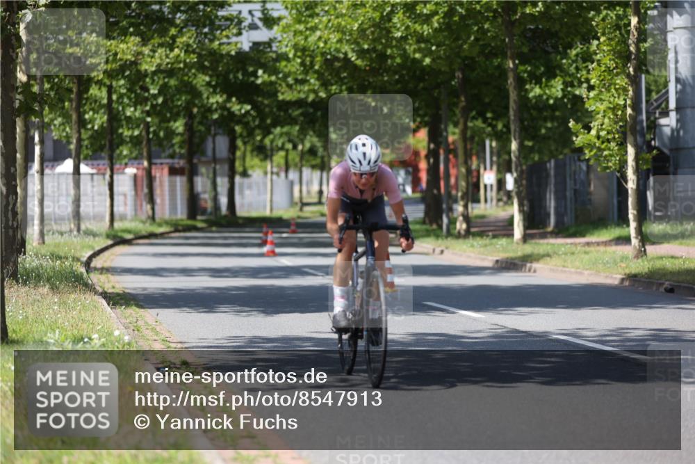 10.08.2025 - GEWOBA Citytriathlon Bremen Yannick Fuchs http://msf.ph/oto/8547913 10.08.2025 13:08:49 Radfahren 551, 692, 824, 912, 968, 1016 meine-sportfotos.de