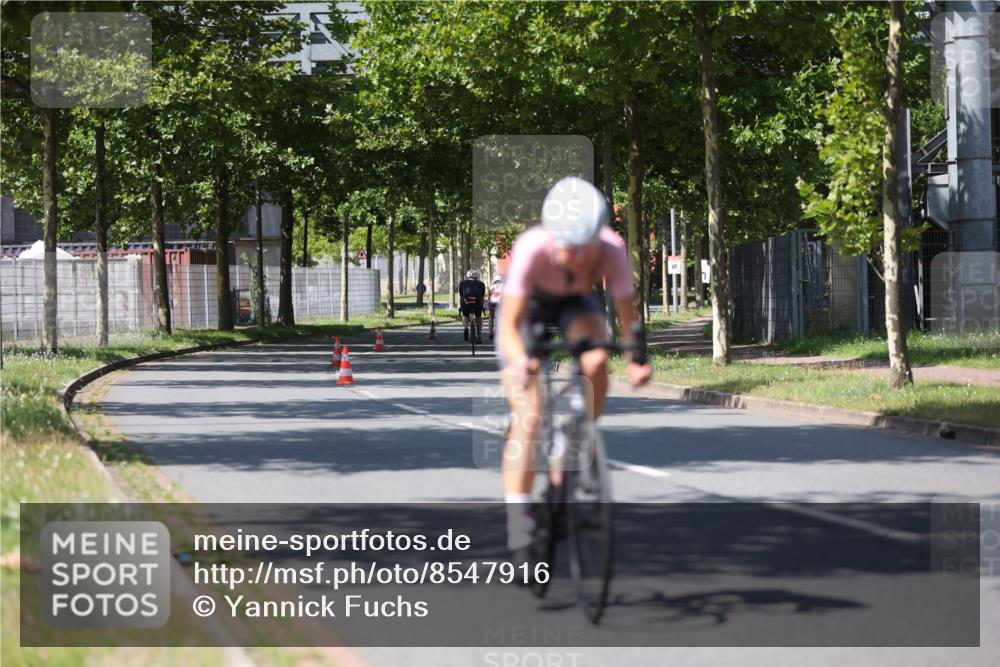 10.08.2025 - GEWOBA Citytriathlon Bremen Yannick Fuchs http://msf.ph/oto/8547916 10.08.2025 13:08:50 Radfahren 551, 692, 824, 912, 968, 1016 meine-sportfotos.de