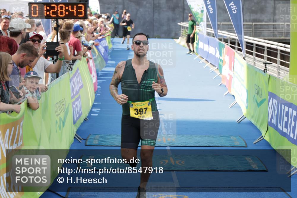 10.08.2025 - GEWOBA Citytriathlon Bremen H.Heesch http://msf.ph/oto/8547918 10.08.2025 11:32:25 Ziel 215, 397 meine-sportfotos.de