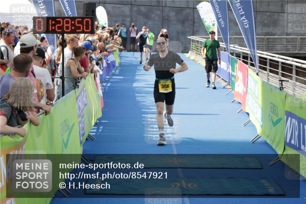 10.08.2025 - GEWOBA Citytriathlon Bremen H.Heesch http://msf.ph/oto/8547921 10.08.2025 11:32:32 Ziel 356 meine-sportfotos.de