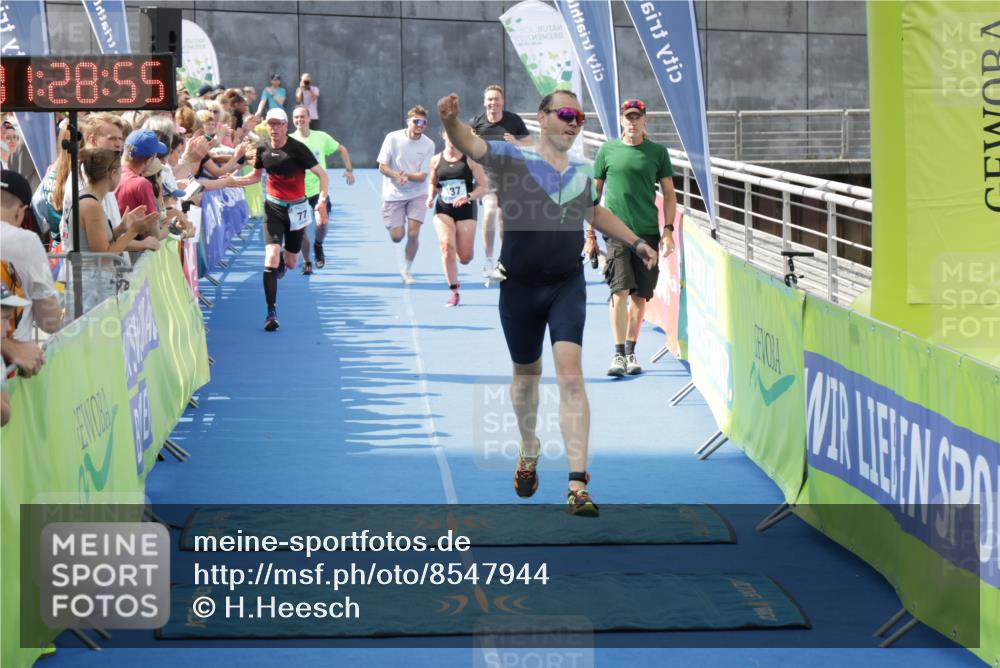 10.08.2025 - GEWOBA Citytriathlon Bremen H.Heesch http://msf.ph/oto/8547944 10.08.2025 11:32:37 Ziel 11, 77, 137, 356, 400 meine-sportfotos.de