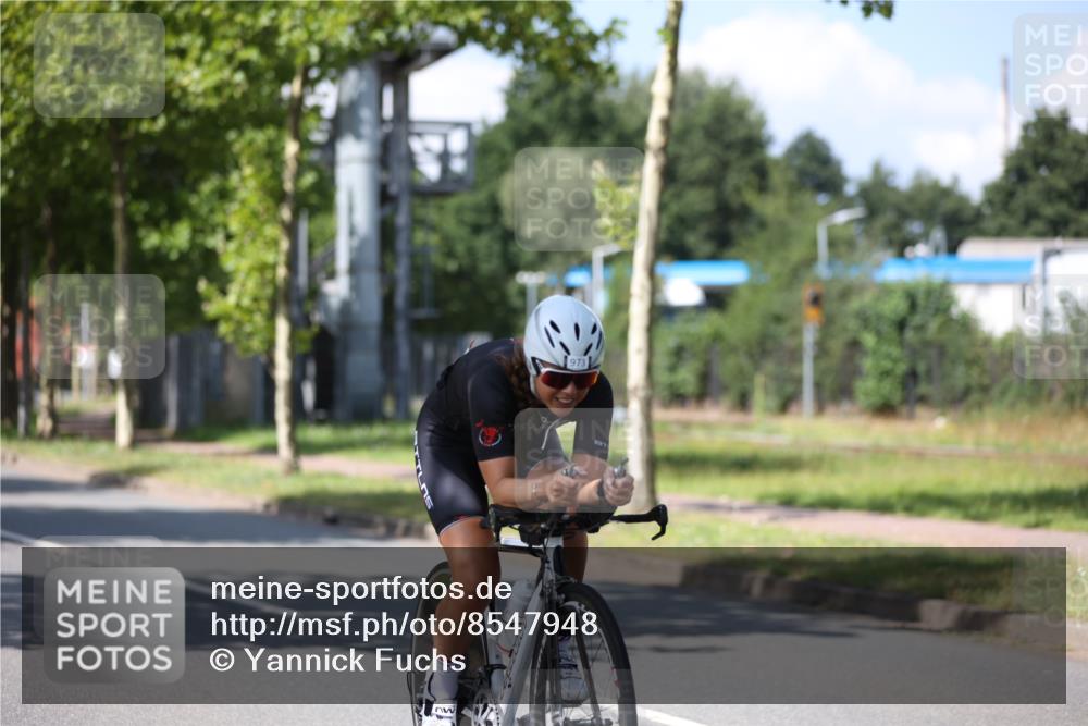 10.08.2025 - GEWOBA Citytriathlon Bremen Yannick Fuchs http://msf.ph/oto/8547948 10.08.2025 13:09:12 Radfahren 735, 822, 973, 977, 1006 meine-sportfotos.de