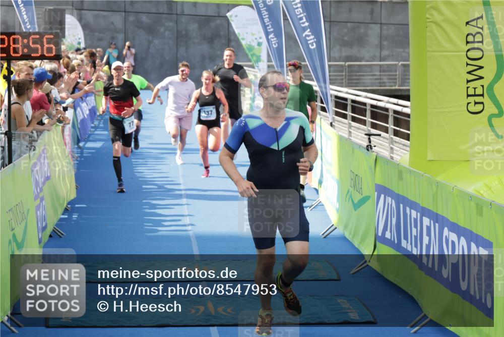 10.08.2025 - GEWOBA Citytriathlon Bremen H.Heesch http://msf.ph/oto/8547953 10.08.2025 11:32:38 Ziel 11, 77, 137, 356, 400 meine-sportfotos.de