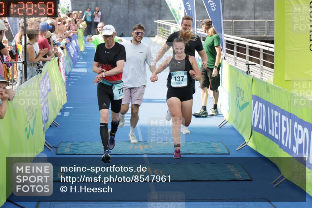 10.08.2025 - GEWOBA Citytriathlon Bremen H.Heesch http://msf.ph/oto/8547961 10.08.2025 11:32:40 Ziel 11, 77, 137, 356, 400 meine-sportfotos.de