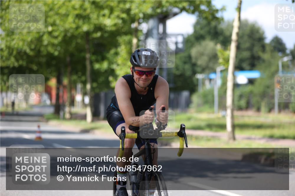 10.08.2025 - GEWOBA Citytriathlon Bremen Yannick Fuchs http://msf.ph/oto/8547962 10.08.2025 13:09:13 Radfahren 735, 822, 973, 977, 1006 meine-sportfotos.de