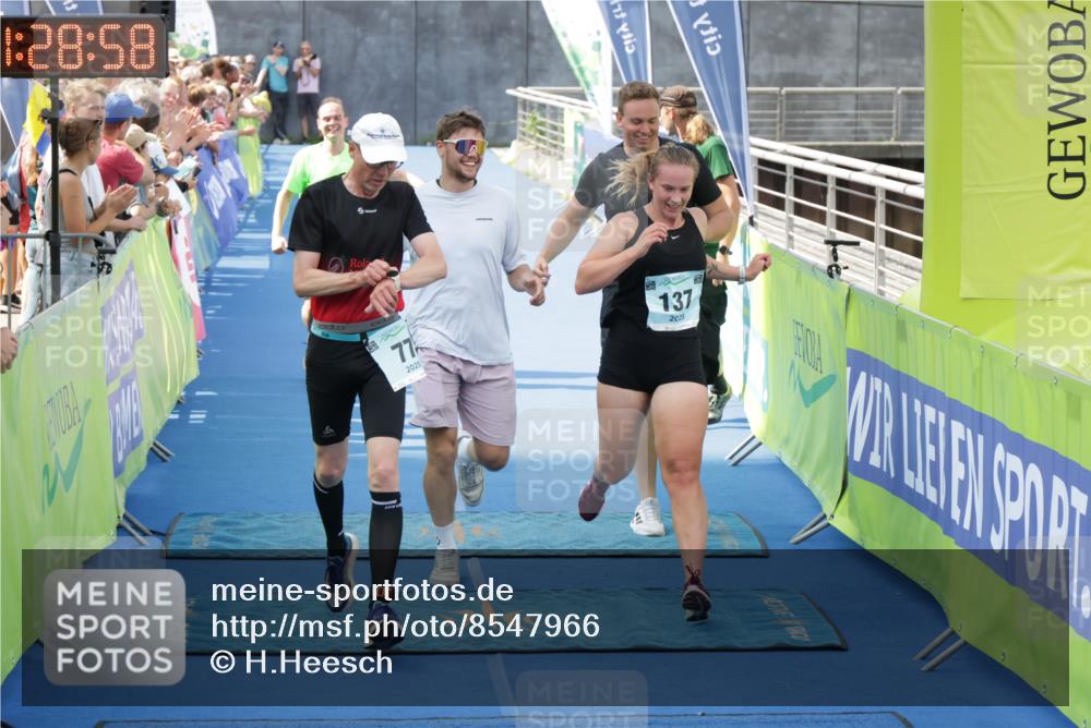 10.08.2025 - GEWOBA Citytriathlon Bremen H.Heesch http://msf.ph/oto/8547966 10.08.2025 11:32:40 Ziel 11, 77, 137, 356, 400 meine-sportfotos.de