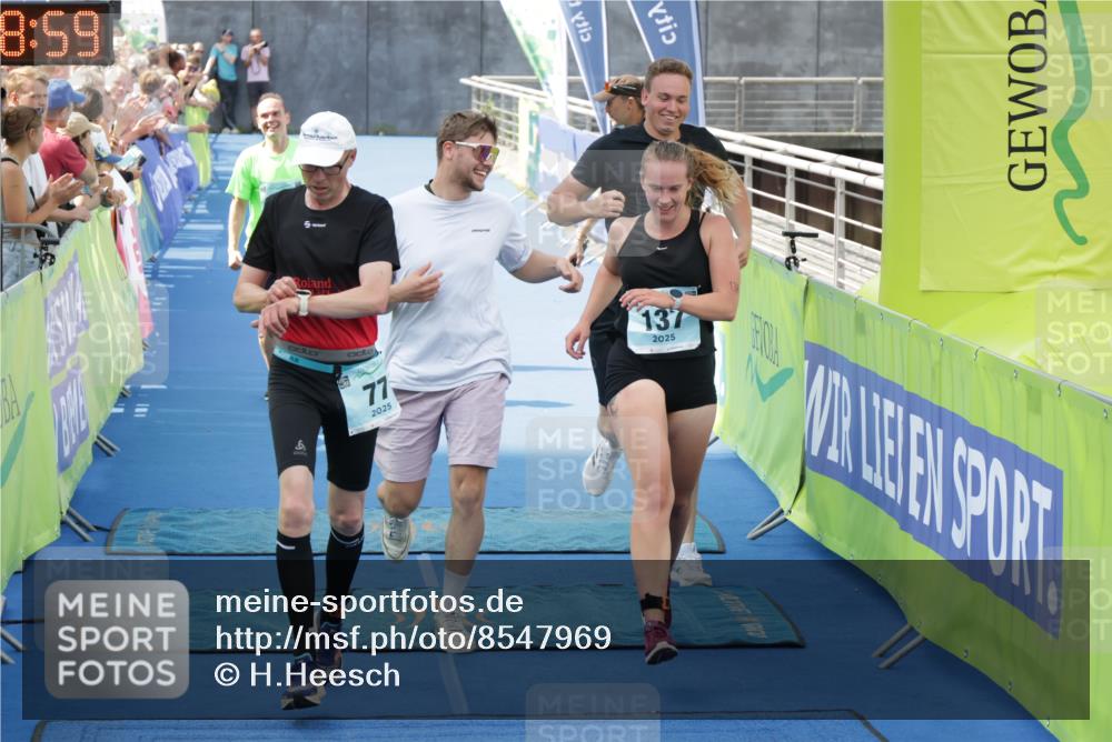 10.08.2025 - GEWOBA Citytriathlon Bremen H.Heesch http://msf.ph/oto/8547969 10.08.2025 11:32:41 Ziel 11, 77, 137, 356, 400 meine-sportfotos.de