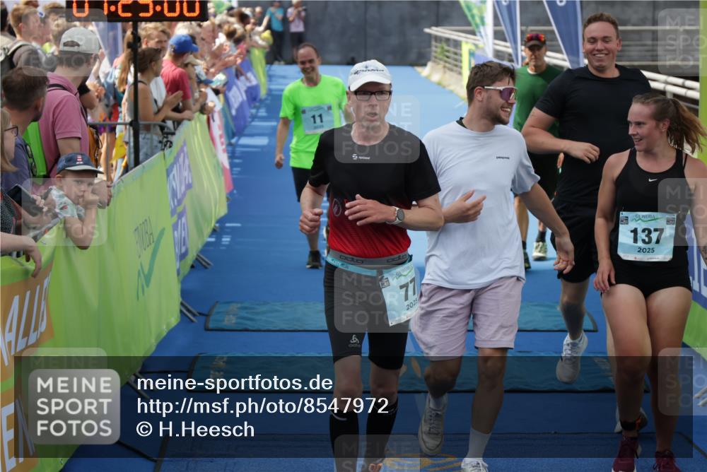 10.08.2025 - GEWOBA Citytriathlon Bremen H.Heesch http://msf.ph/oto/8547972 10.08.2025 11:32:41 Ziel 11, 77, 137, 356, 400 meine-sportfotos.de