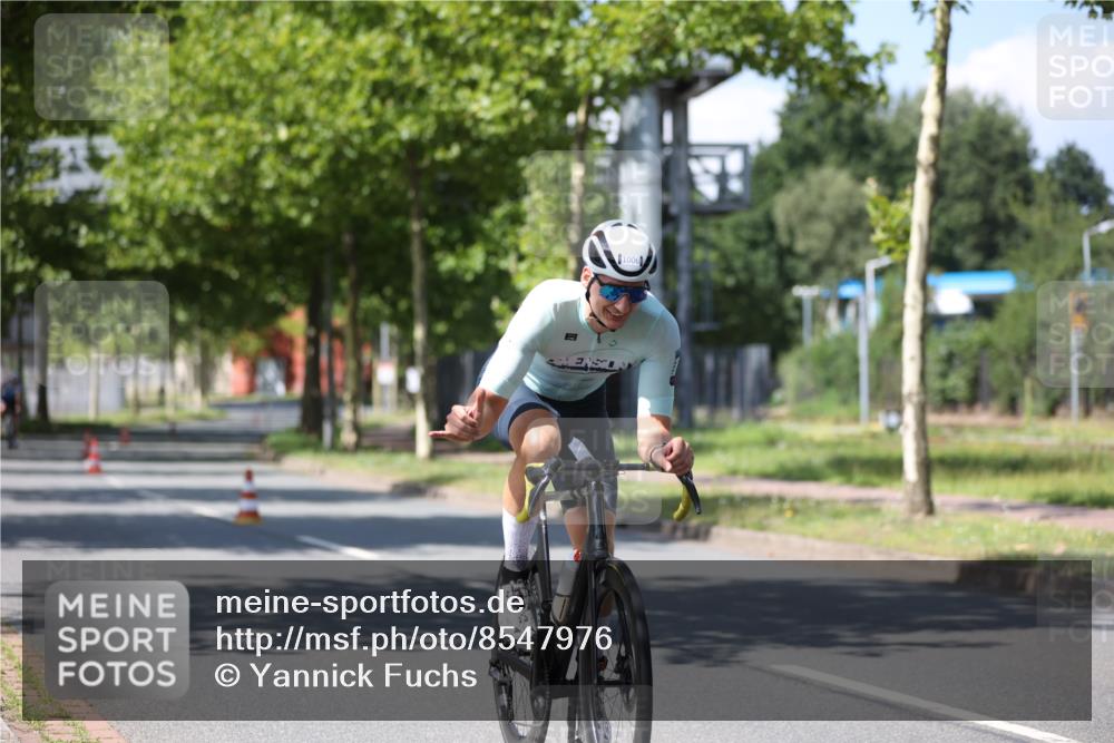 10.08.2025 - GEWOBA Citytriathlon Bremen Yannick Fuchs http://msf.ph/oto/8547976 10.08.2025 13:09:17 Radfahren 735, 822, 973, 977, 1006 meine-sportfotos.de