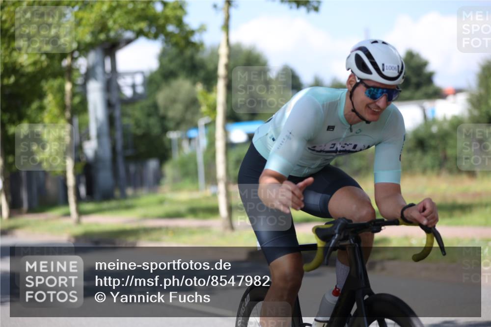 10.08.2025 - GEWOBA Citytriathlon Bremen Yannick Fuchs http://msf.ph/oto/8547982 10.08.2025 13:09:18 Radfahren 735, 973, 977, 1006 meine-sportfotos.de