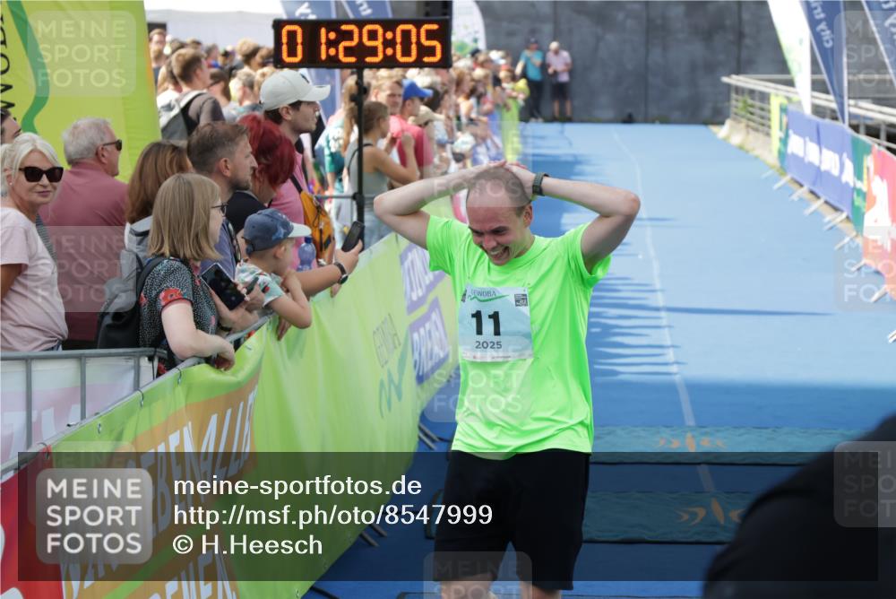 10.08.2025 - GEWOBA Citytriathlon Bremen H.Heesch http://msf.ph/oto/8547999 10.08.2025 11:32:47 Ziel 11, 77, 137, 400 meine-sportfotos.de
