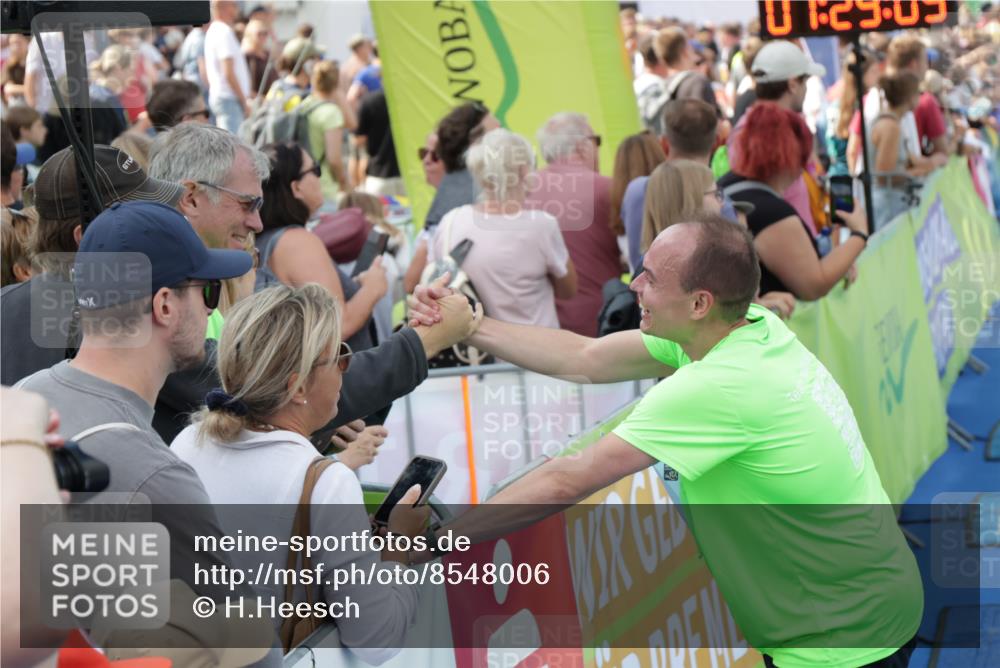 10.08.2025 - GEWOBA Citytriathlon Bremen H.Heesch http://msf.ph/oto/8548006 10.08.2025 11:32:51 Ziel  meine-sportfotos.de