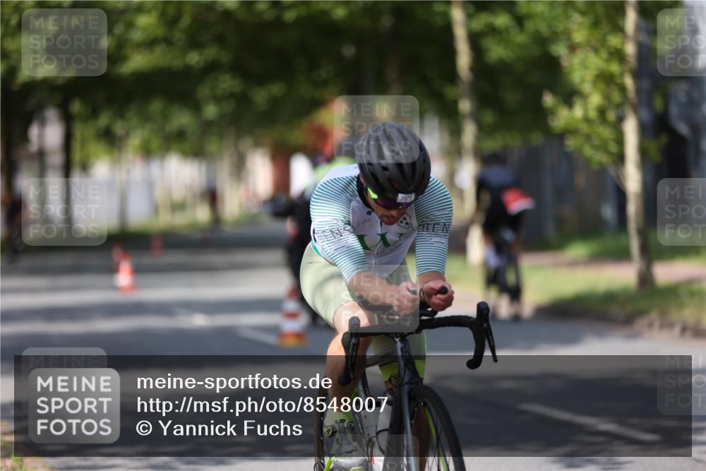 10.08.2025 - GEWOBA Citytriathlon Bremen Yannick Fuchs http://msf.ph/oto/8548007 10.08.2025 12:12:34 Radfahren 692, 769, 851, 875, 885, 932, 1012 meine-sportfotos.de