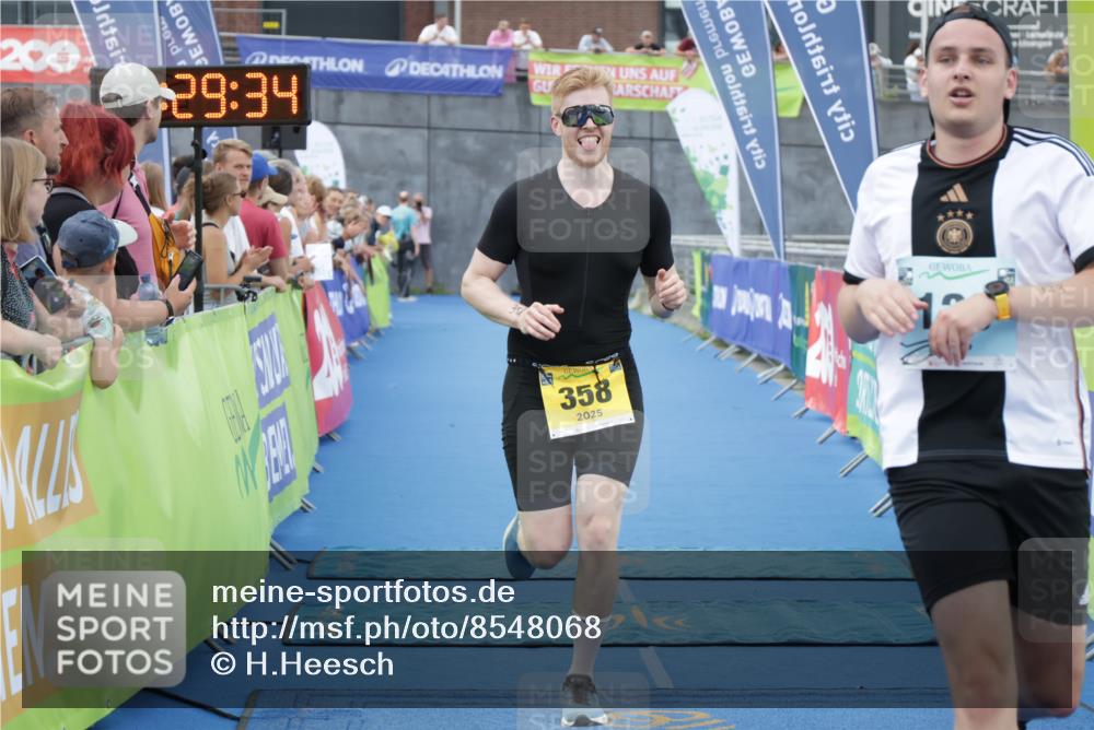 10.08.2025 - GEWOBA Citytriathlon Bremen H.Heesch http://msf.ph/oto/8548068 10.08.2025 11:33:16 Ziel 1, 123, 358 meine-sportfotos.de