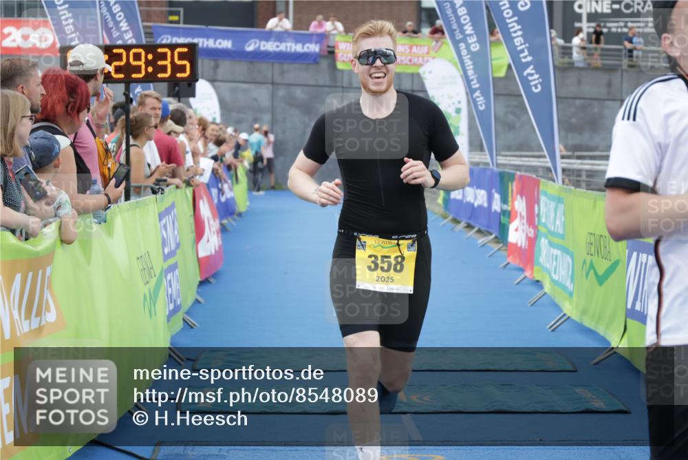 10.08.2025 - GEWOBA Citytriathlon Bremen H.Heesch http://msf.ph/oto/8548089 10.08.2025 11:33:16 Ziel 1, 123, 358 meine-sportfotos.de