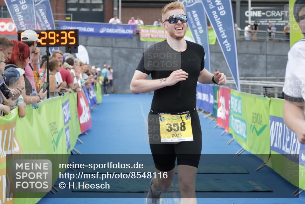 10.08.2025 - GEWOBA Citytriathlon Bremen H.Heesch http://msf.ph/oto/8548116 10.08.2025 11:33:17 Ziel 1, 123, 358 meine-sportfotos.de