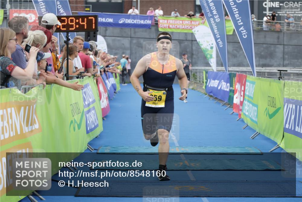 10.08.2025 - GEWOBA Citytriathlon Bremen H.Heesch http://msf.ph/oto/8548160 10.08.2025 11:33:29 Ziel 359 meine-sportfotos.de