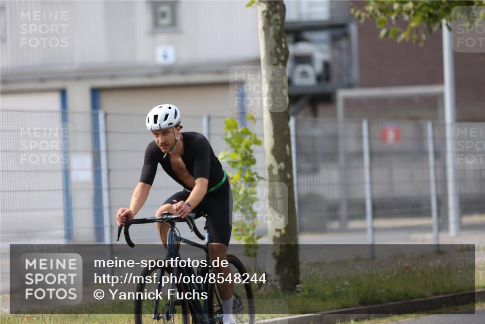 10.08.2025 - GEWOBA Citytriathlon Bremen Yannick Fuchs http://msf.ph/oto/8548244 10.08.2025 13:11:38 Radfahren 604, 664, 667, 688, 894, 915, 933, 937, 966, 1017, 1032 meine-sportfotos.de