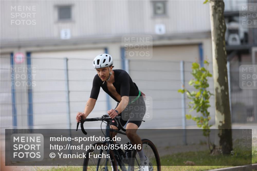 10.08.2025 - GEWOBA Citytriathlon Bremen Yannick Fuchs http://msf.ph/oto/8548246 10.08.2025 13:11:38 Radfahren 604, 664, 667, 688, 894, 915, 933, 937, 966, 1017, 1032 meine-sportfotos.de