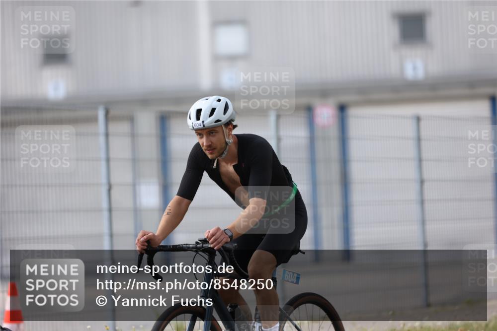 10.08.2025 - GEWOBA Citytriathlon Bremen Yannick Fuchs http://msf.ph/oto/8548250 10.08.2025 13:11:38 Radfahren 604, 664, 667, 688, 894, 915, 933, 937, 966, 1017, 1032 meine-sportfotos.de