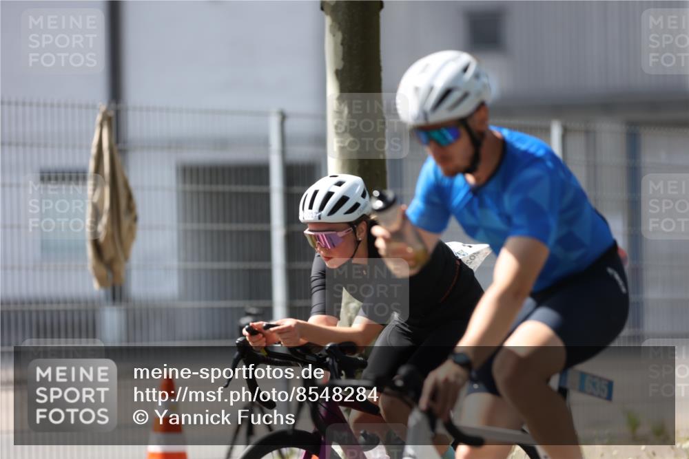 10.08.2025 - GEWOBA Citytriathlon Bremen Yannick Fuchs http://msf.ph/oto/8548284 10.08.2025 13:11:51 Radfahren 635, 667, 750, 894, 933, 937, 966, 1017, 1032 meine-sportfotos.de