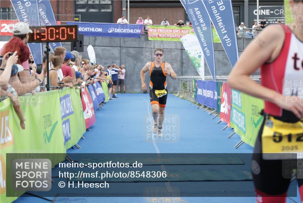 10.08.2025 - GEWOBA Citytriathlon Bremen H.Heesch http://msf.ph/oto/8548306 10.08.2025 11:33:45 Ziel 353, 512 meine-sportfotos.de