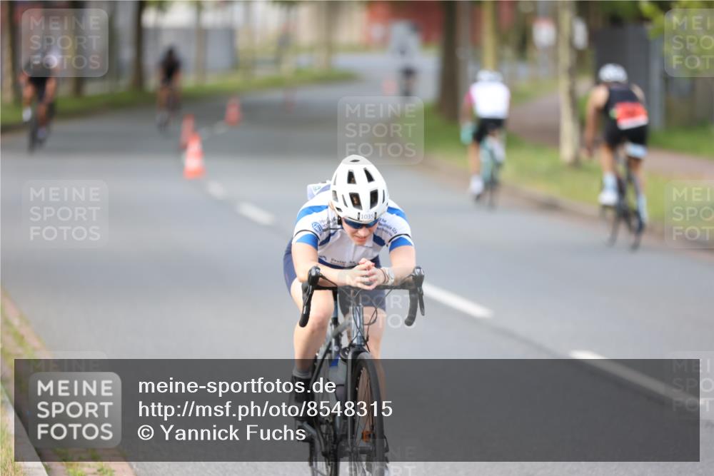 10.08.2025 - GEWOBA Citytriathlon Bremen Yannick Fuchs http://msf.ph/oto/8548315 10.08.2025 13:12:44 Radfahren 575, 582, 789, 895, 902, 924, 1028, 1035 meine-sportfotos.de