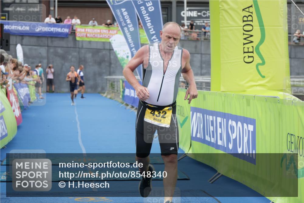 10.08.2025 - GEWOBA Citytriathlon Bremen H.Heesch http://msf.ph/oto/8548340 10.08.2025 11:33:53 Ziel 352, 353, 432 meine-sportfotos.de