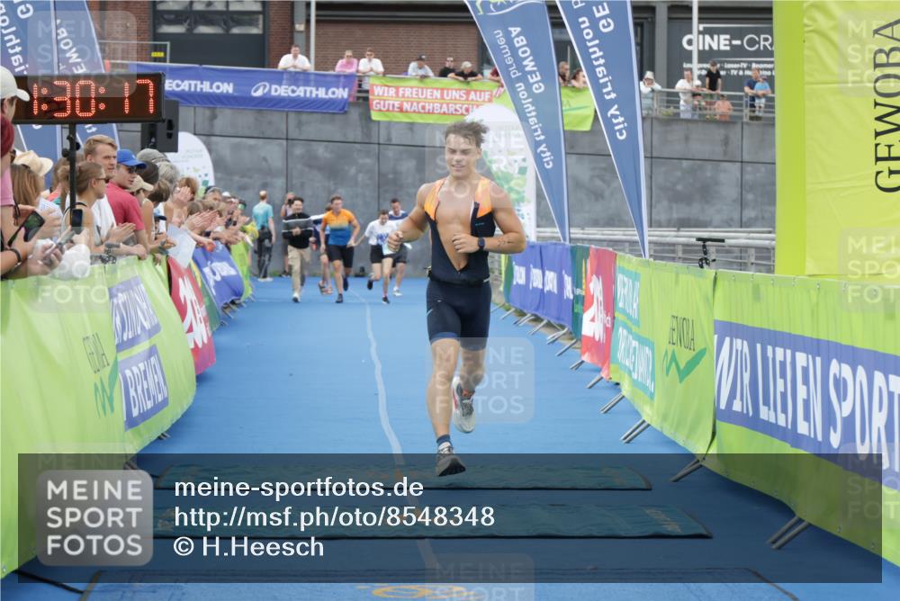 10.08.2025 - GEWOBA Citytriathlon Bremen H.Heesch http://msf.ph/oto/8548348 10.08.2025 11:33:58 Ziel 352, 432 meine-sportfotos.de