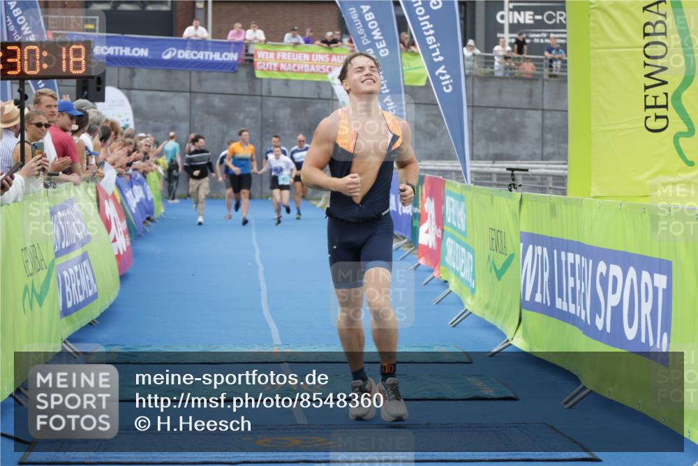 10.08.2025 - GEWOBA Citytriathlon Bremen H.Heesch http://msf.ph/oto/8548360 10.08.2025 11:33:59 Ziel 352, 432 meine-sportfotos.de