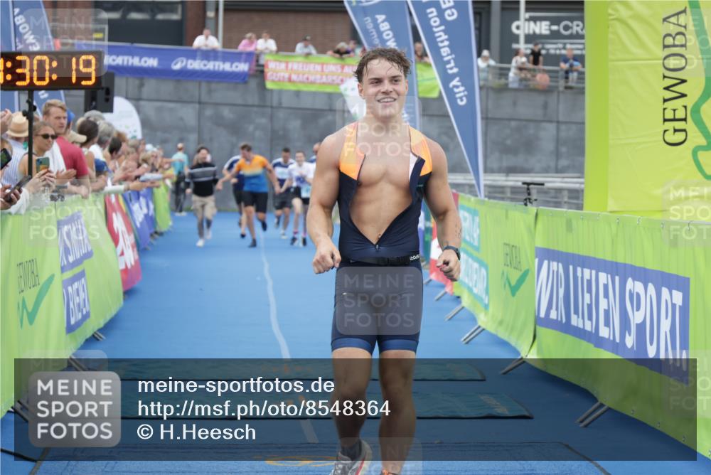 10.08.2025 - GEWOBA Citytriathlon Bremen H.Heesch http://msf.ph/oto/8548364 10.08.2025 11:34:00 Ziel 31, 352 meine-sportfotos.de