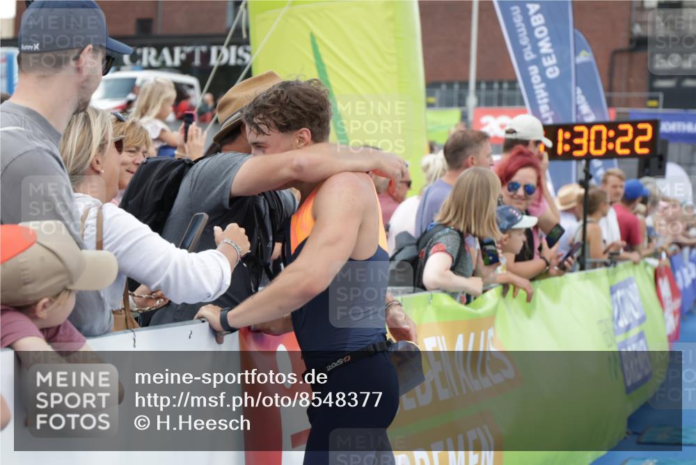 10.08.2025 - GEWOBA Citytriathlon Bremen H.Heesch http://msf.ph/oto/8548377 10.08.2025 11:34:03 Ziel 31, 35, 352 meine-sportfotos.de