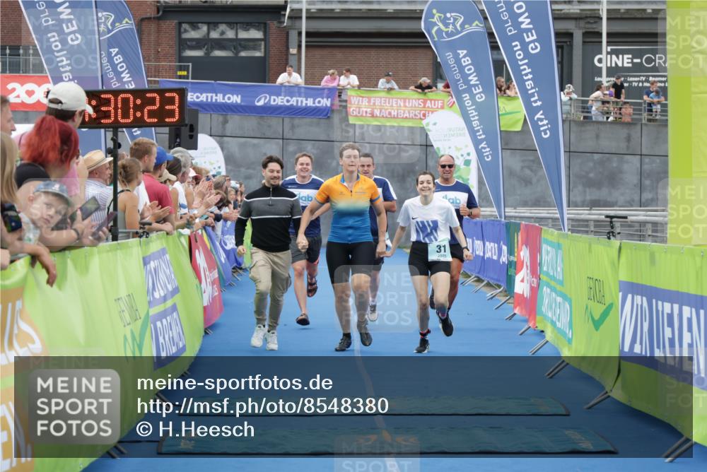 10.08.2025 - GEWOBA Citytriathlon Bremen H.Heesch http://msf.ph/oto/8548380 10.08.2025 11:34:04 Ziel 31, 35, 352 meine-sportfotos.de