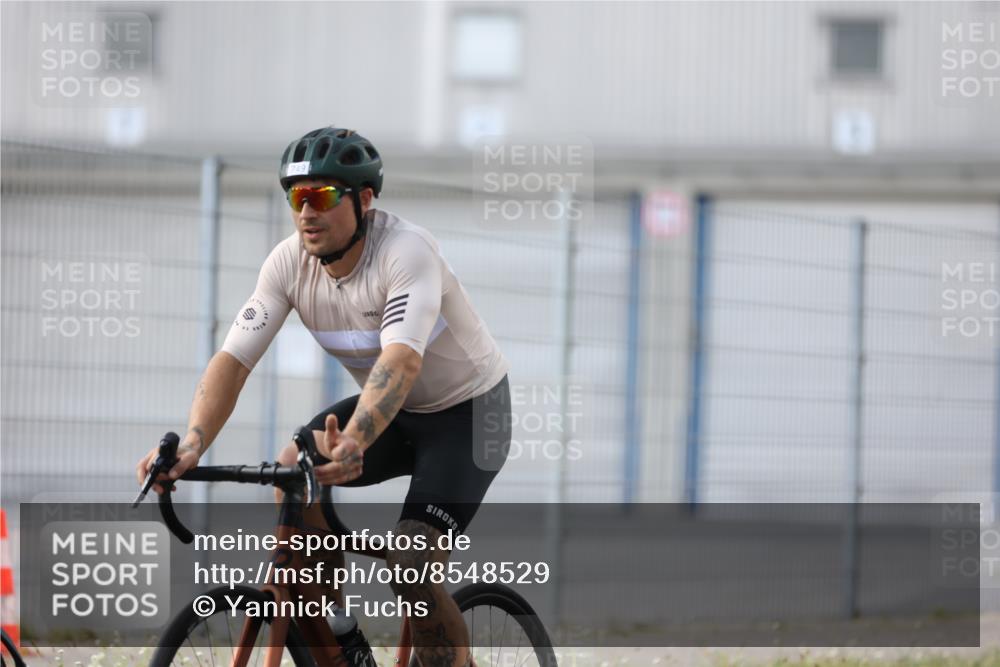 10.08.2025 - GEWOBA Citytriathlon Bremen Yannick Fuchs http://msf.ph/oto/8548529 10.08.2025 13:15:29 Radfahren 636, 736, 749, 758, 843, 940, 969, 1025 meine-sportfotos.de