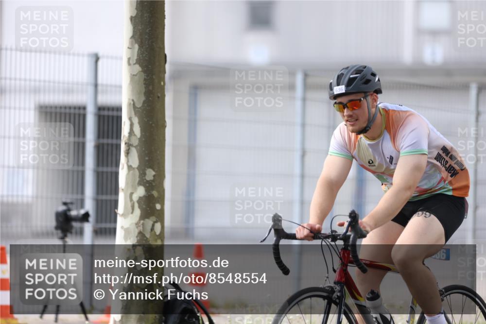 10.08.2025 - GEWOBA Citytriathlon Bremen Yannick Fuchs http://msf.ph/oto/8548554 10.08.2025 13:15:41 Radfahren 636, 749, 758, 843, 940, 1025 meine-sportfotos.de