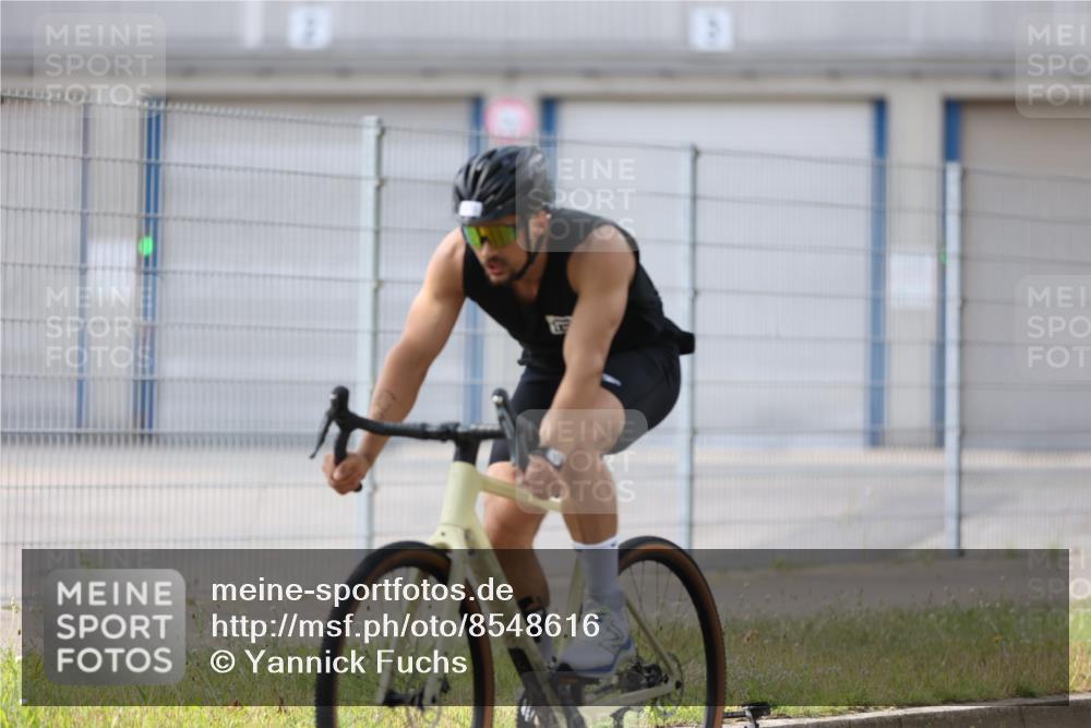 10.08.2025 - GEWOBA Citytriathlon Bremen Yannick Fuchs http://msf.ph/oto/8548616 10.08.2025 13:16:16 Radfahren 591, 632, 892 meine-sportfotos.de