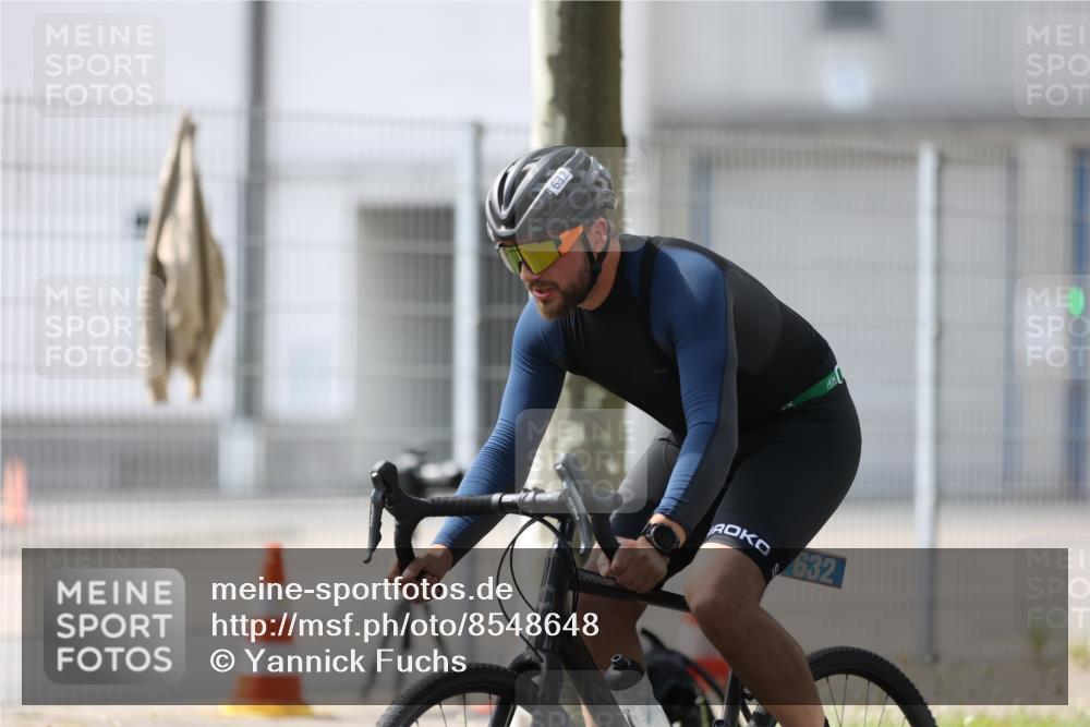 10.08.2025 - GEWOBA Citytriathlon Bremen Yannick Fuchs http://msf.ph/oto/8548648 10.08.2025 13:16:22 Radfahren 591, 632, 813, 892 meine-sportfotos.de
