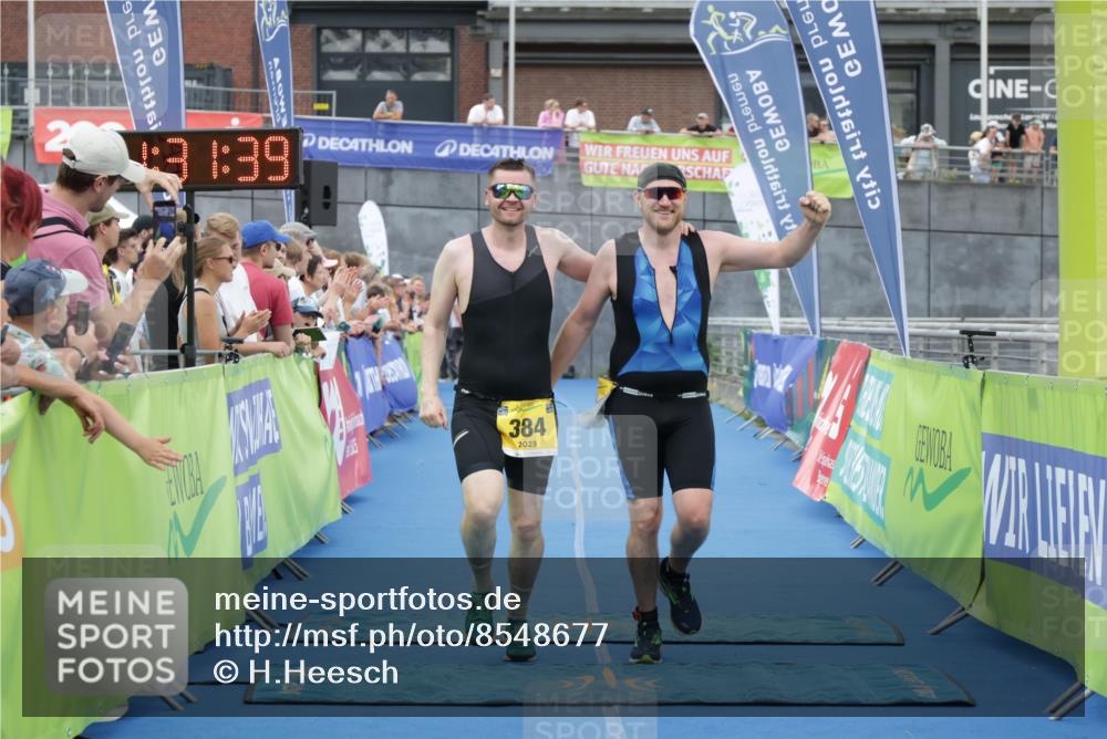 10.08.2025 - GEWOBA Citytriathlon Bremen H.Heesch http://msf.ph/oto/8548677 10.08.2025 11:35:21 Ziel 379, 384 meine-sportfotos.de