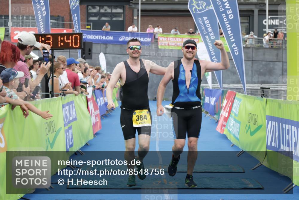 10.08.2025 - GEWOBA Citytriathlon Bremen H.Heesch http://msf.ph/oto/8548756 10.08.2025 11:35:21 Ziel 379, 384 meine-sportfotos.de