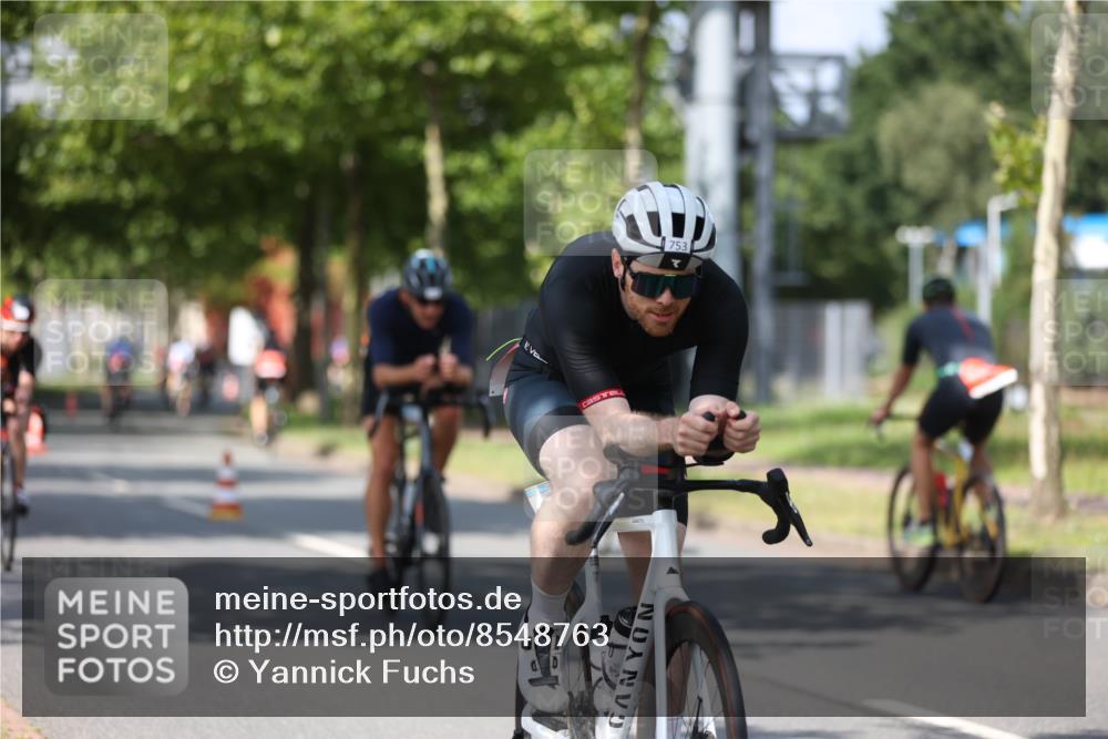 10.08.2025 - GEWOBA Citytriathlon Bremen Yannick Fuchs http://msf.ph/oto/8548763 10.08.2025 12:15:07 Radfahren 551, 564, 627, 753, 826, 852, 857, 876, 897, 947, 959, 1011, 1020 meine-sportfotos.de